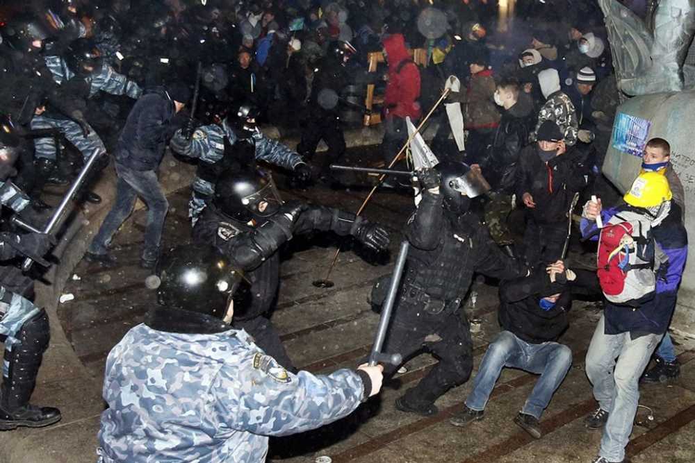 Милиция и Беркут жестоко разогнали Майдан