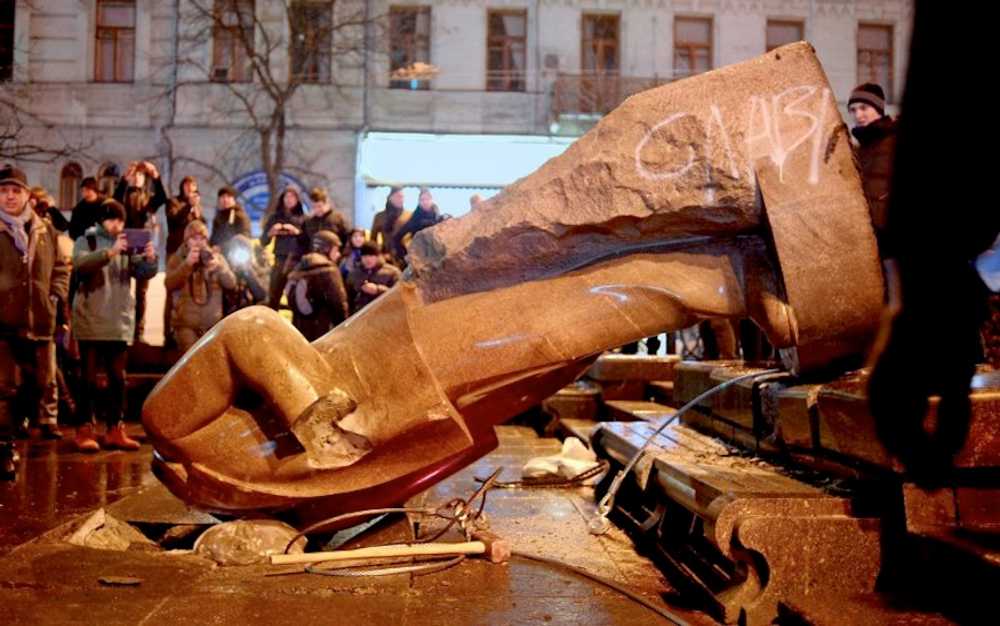 В Киеве снесли памятник Ленину