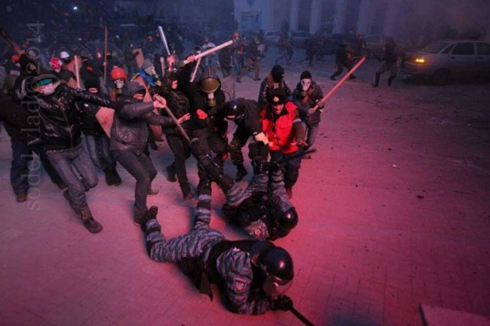 Митингующие «взяли» нескольких беркутовцев